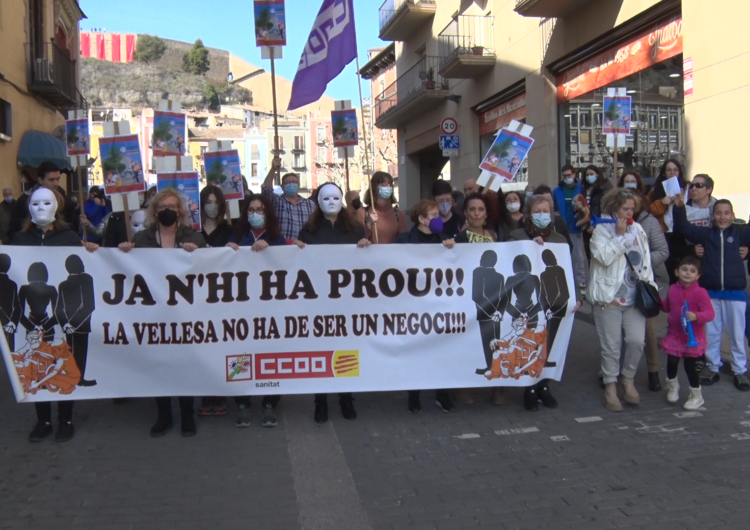 Manifestació contra la precarietat laboral a la residència Comptes d’Urgell de Balaguer