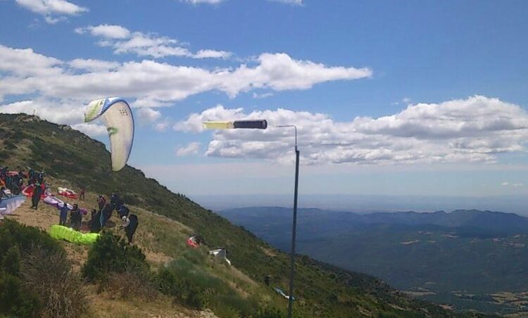 Més de 200 persones participen al sorteig de sis vols biplaça en parapent a Àger