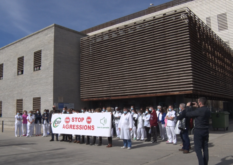 Concentració al CAP de Balaguer per denunciar una agressió a una infermera