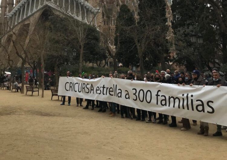 Els treballadors de Cricursa es manifesten davant de la Sagrada Família