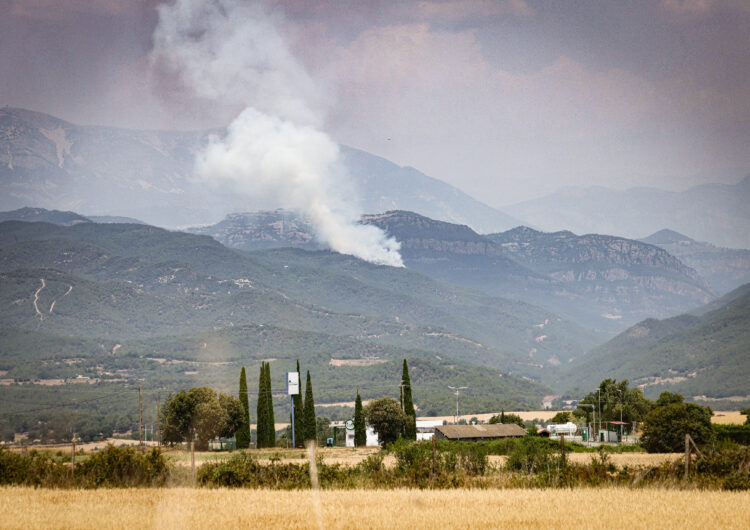 Els Bombers de la Generalitat centren ara els esforços amb l’incendi de Baldomar