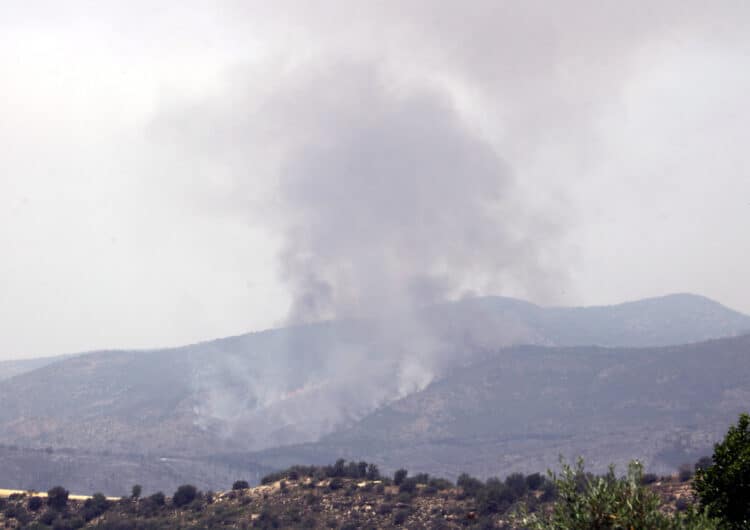 Els Bombers se centren en acotar el flanc oest de l’incendi d’Artesa de Segre i evitar que avanci cap a Sant Mamet