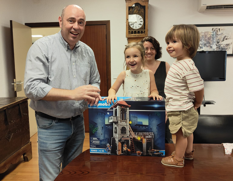 L’equip de govern de la Paeria entrega el premis de la 1a Fira Playmobil Edat Mitjana