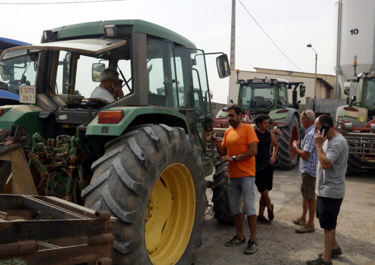 Els pagesos de Baldomar: “Tenim les màquines de segar parades i farem el que puguem per aturar l’incendi llaurant”