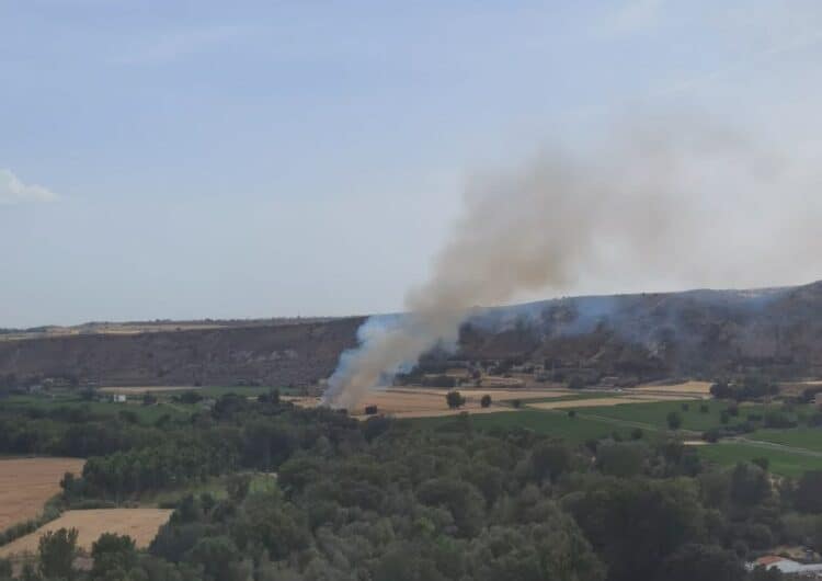 Un incendi crema un camp de sembrat a Gerb