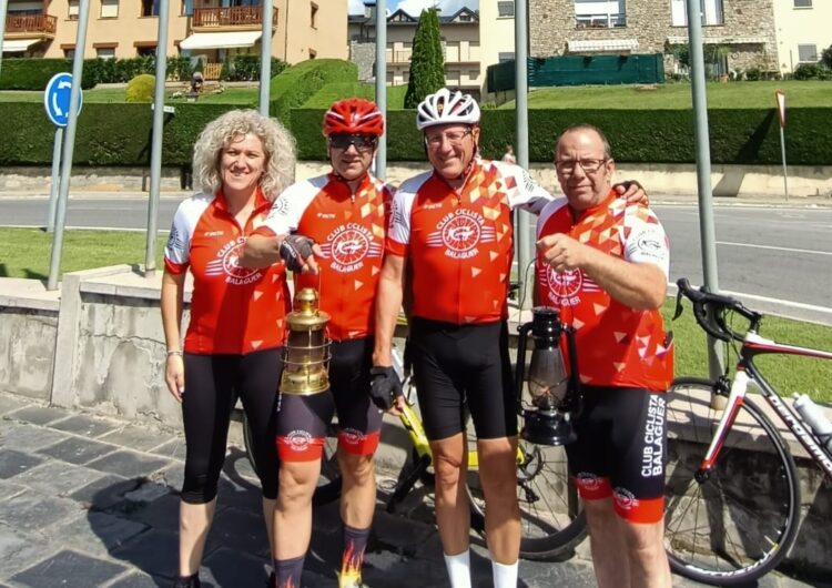 El Club Ciclista Balaguer recull la Flama del Canigó a Puigcerdà