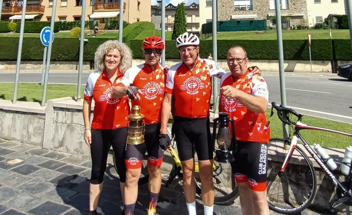 El Club Ciclista Balaguer recull la Flama del Canigó a Puigcerdà