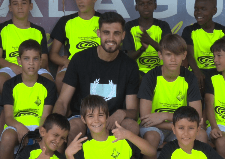 El futbolista Albert Batalla visita el campus d’estiu del CF Balaguer