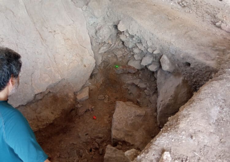 Gran troballa d’una plaqueta de fa 14.000 anys a la Cova Gran de Santa Linya