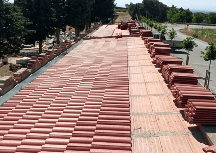 Finalitzen les obres d’arranjament de la coberta dels nitxols més antics del cementiri de Menàrguens