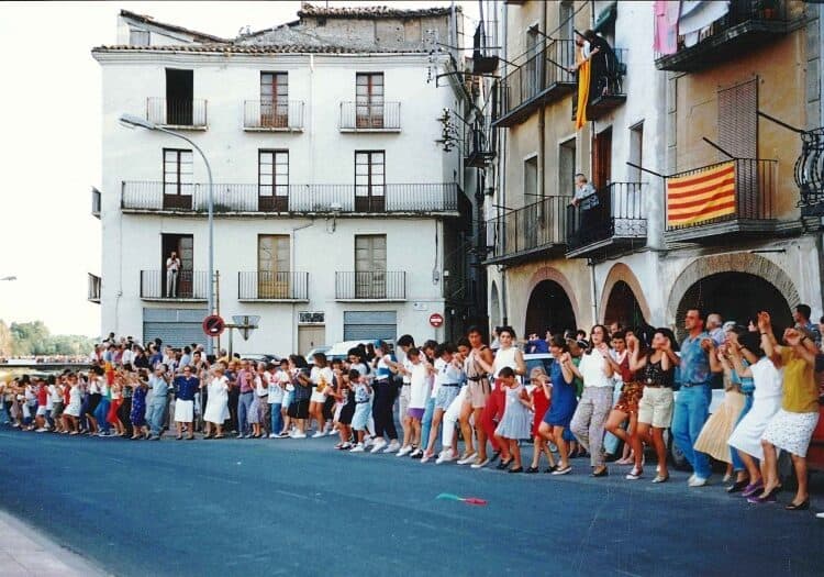 Crida a recollir imatges de la sardana multitudinària de 1992 a Balaguer