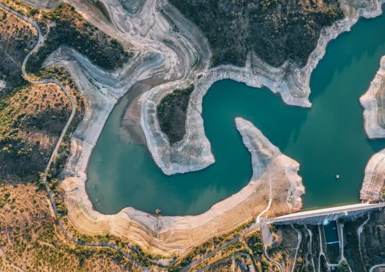 Una trentena de pilots de dron documenten l’evolució dels pantans catalans per conscienciar de la sequera