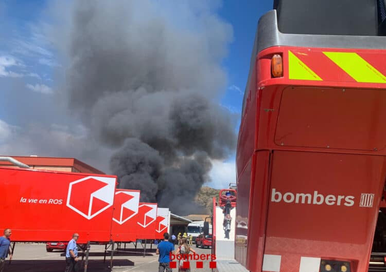 Els Bombers de la Generalitat treballen en un incendi en una nau industrial a Artesa de Segre