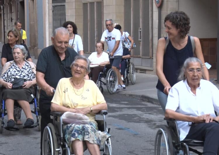 Es reprenen els passejos amb avis de la residència Sant Domènec