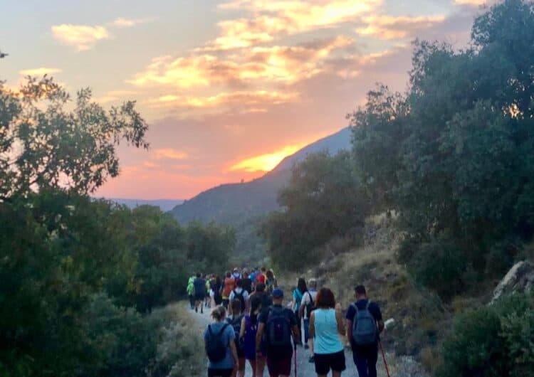 Una cinquantena de persones completen la caminada nocturna al monestir de Santa Maria de Vallverd