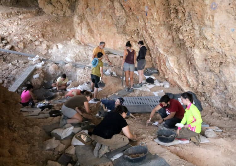 L’excavació a la Roca dels Bous aporta noves restes de les ocupacions dels neandertals que hi van passar fa 60.000 anys