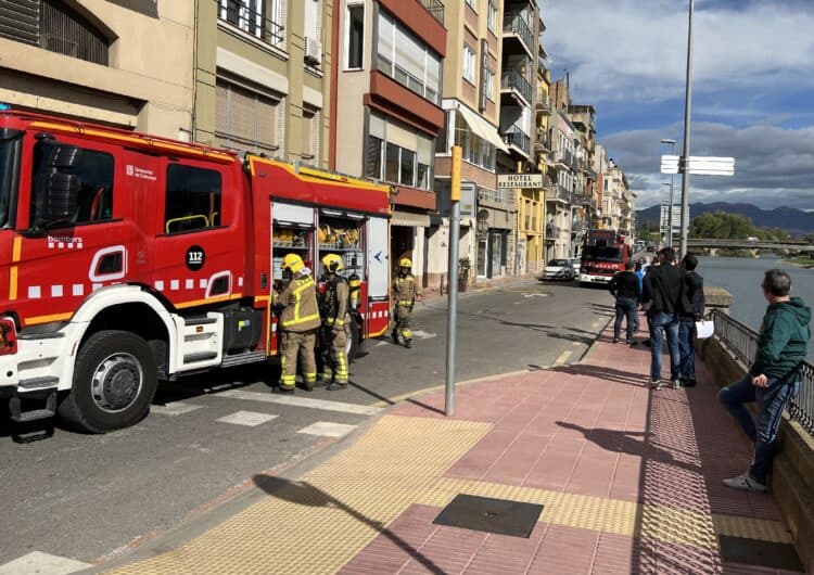 Els Bombers de la Generalitat treballen en l’extinció d’un incendi a l’Hotel Balaguer