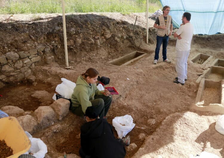 Les excavacions al jaciment de Santa Coloma d’Àger deixen al descobert sarcòfags i les restes de sis individus