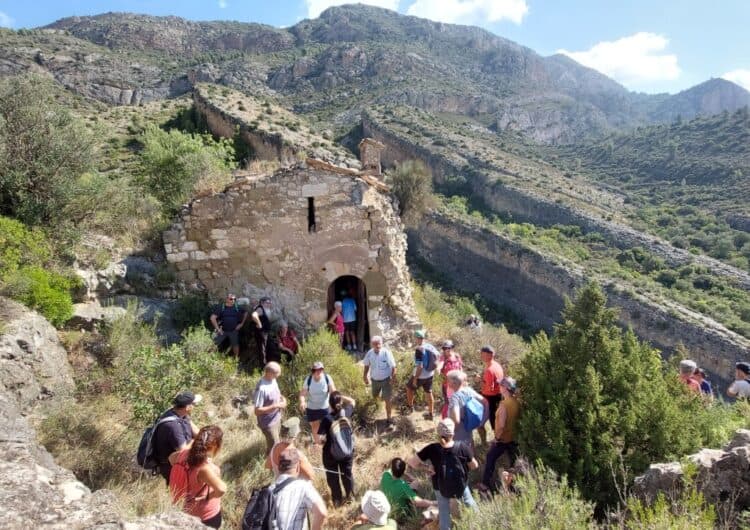 Cinquanta caminants visiten el monestir de Santa Maria de Vallverd i l’ermita de la Mare de Déu del Castell de Tragó