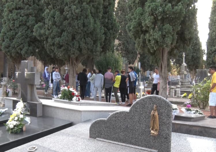 Alumnes de l’Institut Almatà visiten el cementiri vell de Balaguer