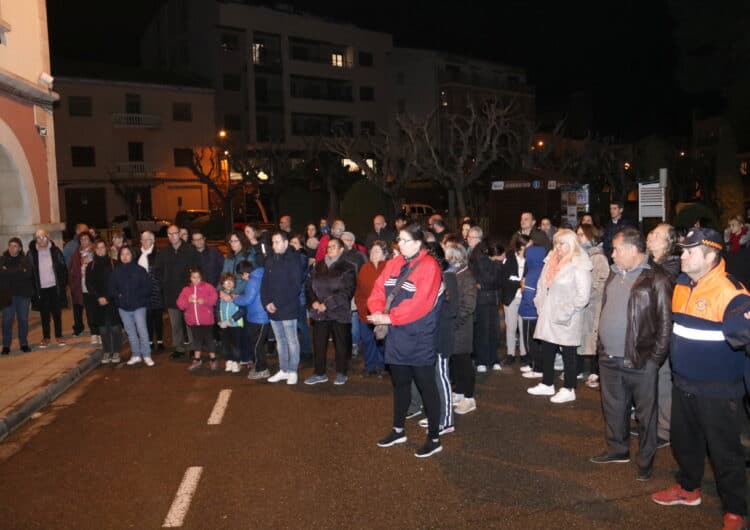 Concentració a la plaça de l’Ajuntament d’Artesa de Segre per condemnar l’atac masclista a una veïna