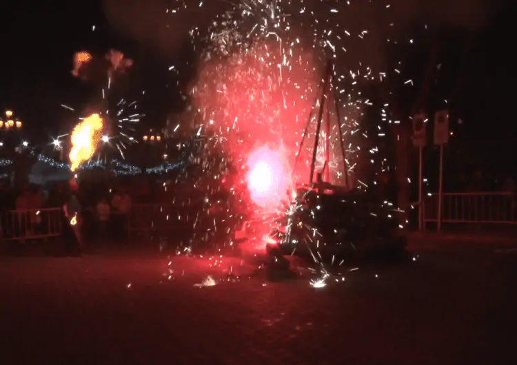 Els carboners arriben a Balaguer amb la ‘Foguera dels Innocents’