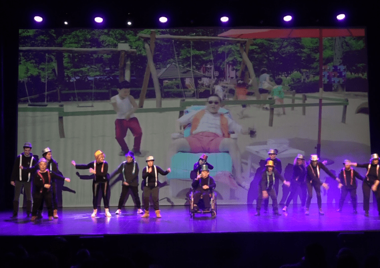 Unes 250 persones amb discapacitat intel·lectual demostren el seu talent damunt de l’escenari a Balaguer