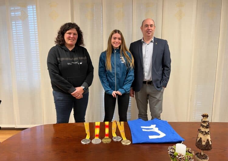 L’atleta balaguerina, Clàudia Martínez, presenta els èxits esportius de la temporada a la Paeria de Balaguer