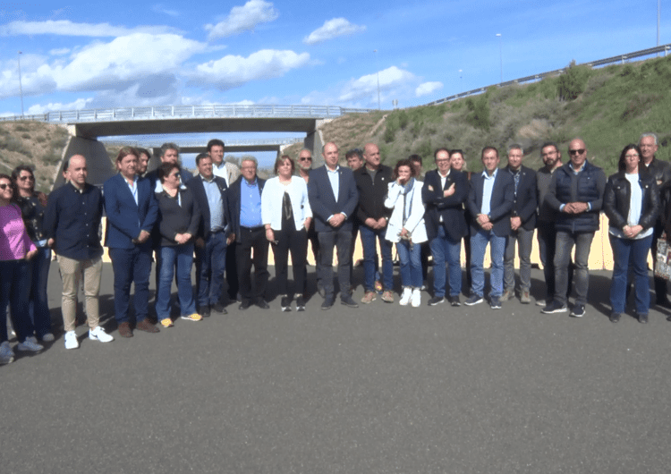 Una trentena de representants municipals i comarcals reivindiquen l’autovia Lleida-Balaguer