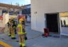 Els bombers extingeixen un incendi a l’Escola de la Ràpita