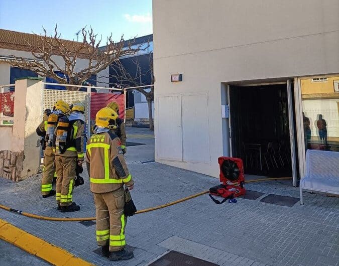 Els bombers extingeixen un incendi a l’Escola de la Ràpita