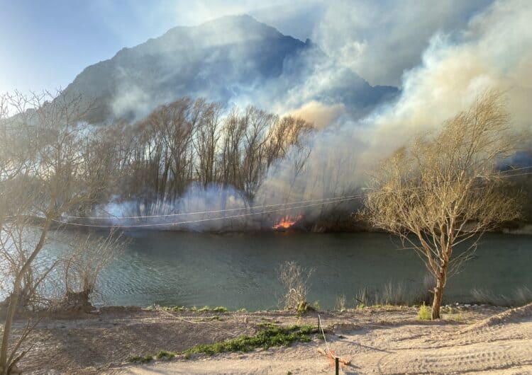 Els Bombers treballen en un incendi a Camarasa