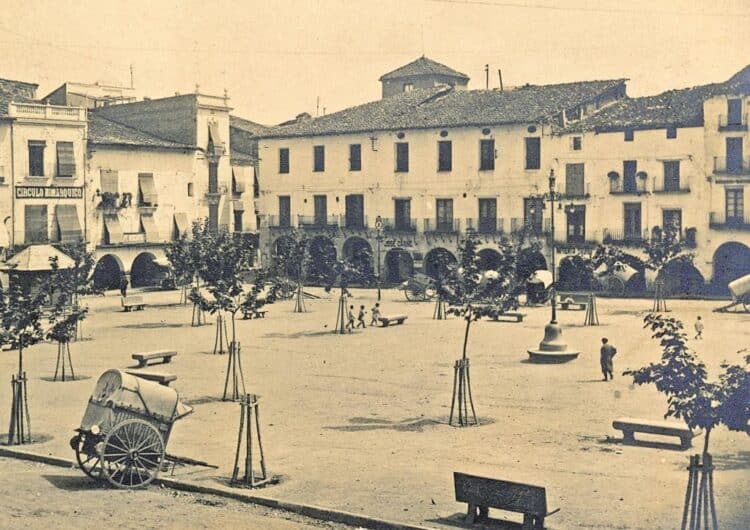 Una de les imatges antigues de la plaça Mercadal que surt al llibre