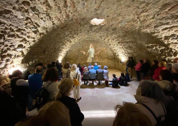 Projecció del curtmetratge ‘Sàvies i guerrers’ a la sala subterrània del Castell Formós