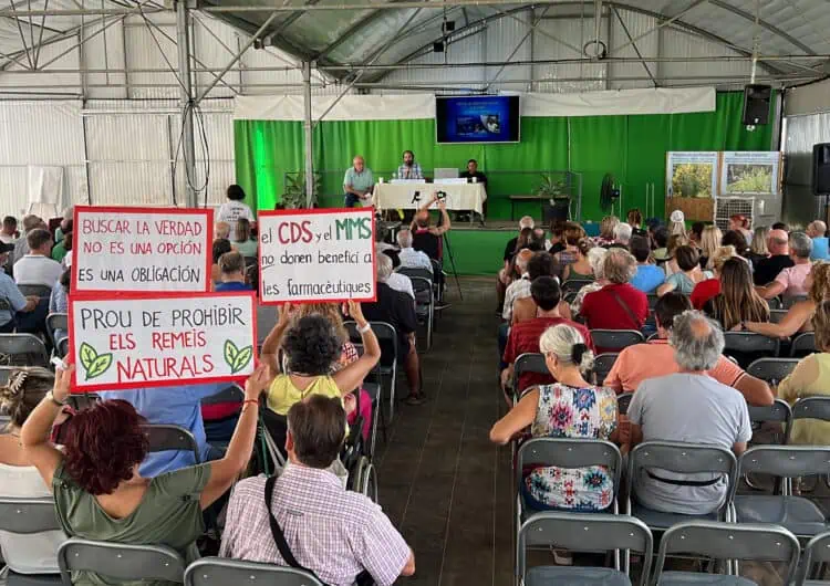 Pàmies congrega més de cent persones a l’acte prohibit per Salut sobre l’ús del clorit de sodi per tractar l’autisme