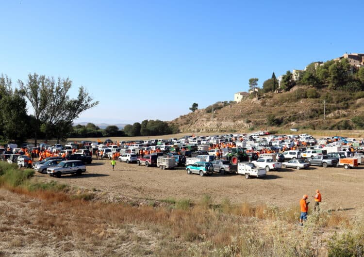 Un centenar de caçadors fan una marxa lenta de vehicles a la Noguera contra la normativa de gosseres esportives