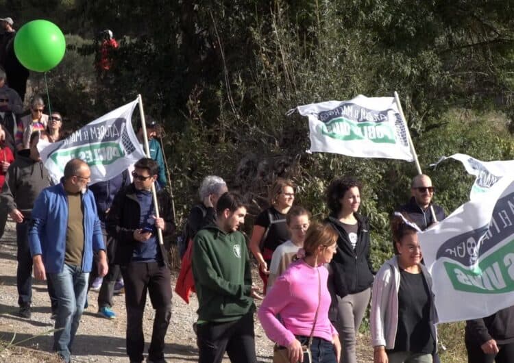 Veïns de la Sentiu, Bellcaire i la Ràpita caminen contra la planta de biogàs