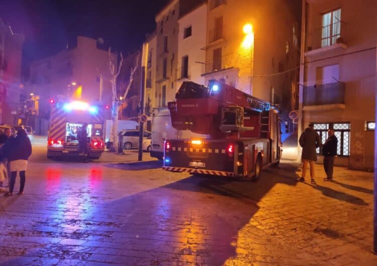 Els Bombers desallotgen un edifici del carrer Quarter de Balaguer per la fallida d’un sostre