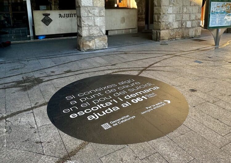 El Departament de Salut instal·la vinils que simbolitzen un forat negre en 90 punts de Catalunya per prevenir el suïcidi