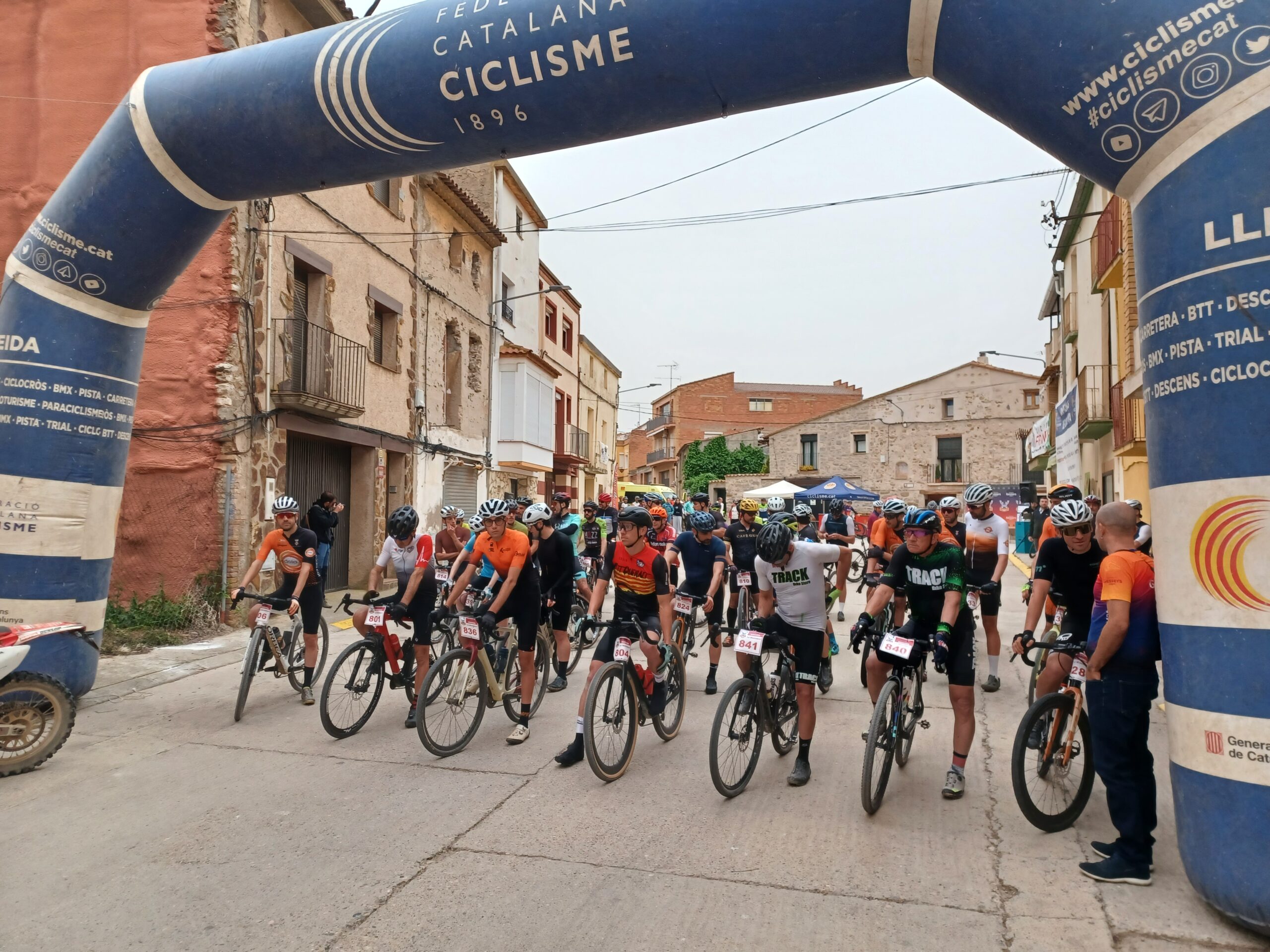 Uns 400 ciclistes participen en la 5a edició de la Marxa BTT Secans de la Noguera a Algerri