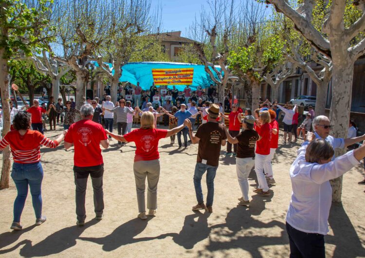 Ponts balla a ritme de sardana per commemorar el mil·lenari de Sant Pere