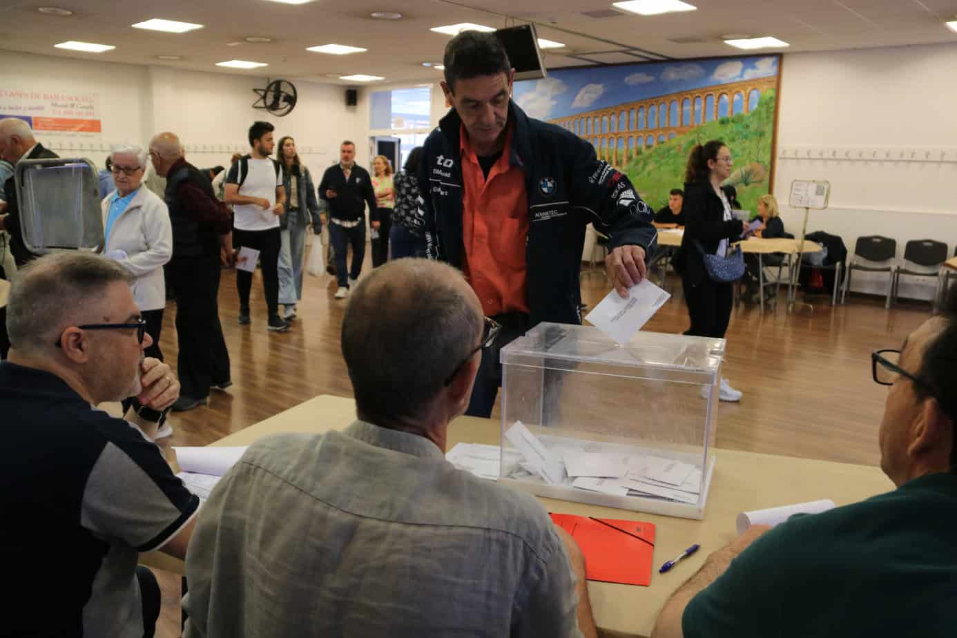 ELECCIONS 12M: La participació en les eleccions del 12-M a les 18 hores és del 45,8%, pràcticament la mateixa que al 2021