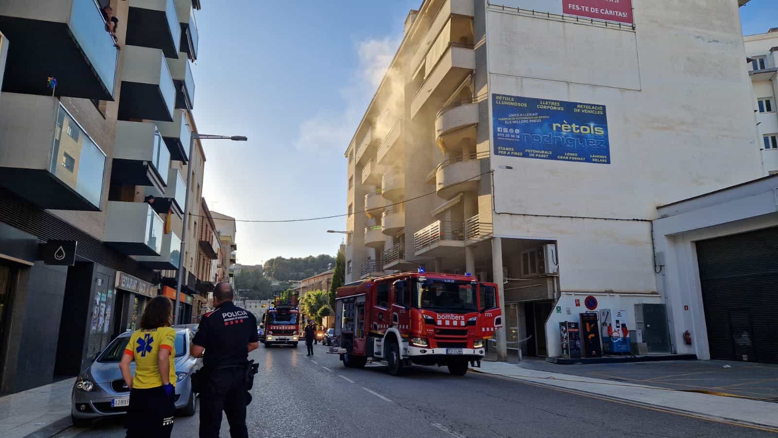 Els Bombers treballen en un incendi d’habitatge al c/Urgell