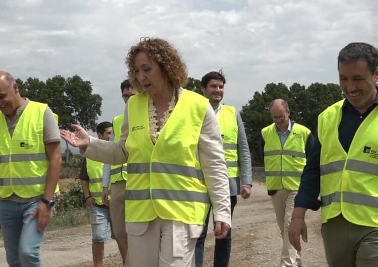 Ester Capella visita les obres de supressió del pas a nivell 16 a Vallfogona de Balaguer