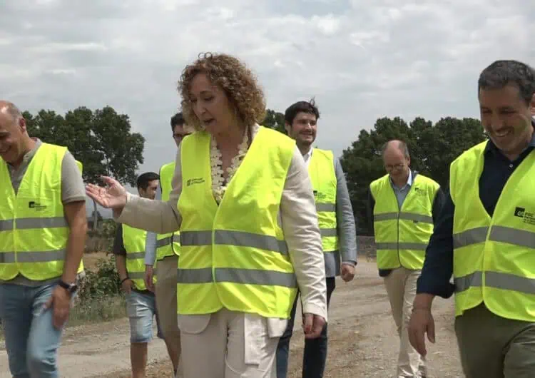Ester Capella visita les obres de supressió del pas a nivell 16 a Vallfogona de Balaguer