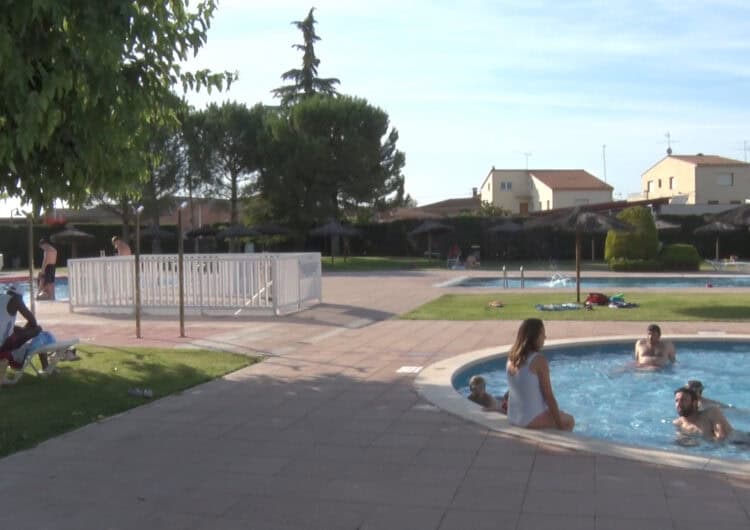 Torna el carnet Interpiscines per als joves de la comarca