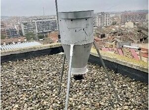 Balaguer instal·la dos dispensadors d’alimentació per a coloms amb tractament esterilitzador