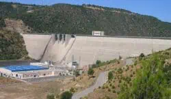 Continuen els treballs d’impermeabilització a la presa de Rialb