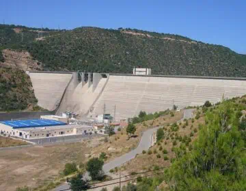 Continuen els treballs d’impermeabilització a la presa de Rialb