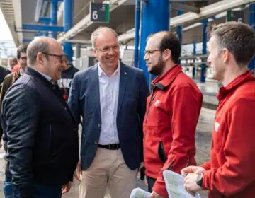 El Tren dels Llacs incorpora un guia a bord que explica la seva història i recorregut